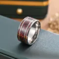 Edelstahlring mit roter Kohlefaser Einlage und schwarzem Drachenmuster im Vintage Stil. - US Größe 8 / Edelstahl-Herrenring mit Drachenmuster und roter Einlage