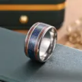 Titaniumstahl Ring mit Holzmaserung Inlay und blauen funkelnden Details für Männer. - US Größe 8 / Edelstahl-Herrenring mit Drachenmuster und blauer Einlage