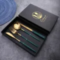 Edelstahl Besteckset mit goldenem Finish und grünem Griff in edler Geschenkbox. - B05 Besteckset 4-teilig in Grün & Gold - Farbbox