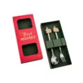 Edelstahl Löffel und Gabel Set mit süßem Cartoon Pferd Anhänger in roter und grüner Box. - 2-Stück Set C (Wiedervereinigung) / Naturfarben