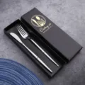 Besteckset aus Edelstahl mit Messer und Gabel in schwarzer Geschenkschachtel, ideal fürs Essen. - B05 - 2-teiliges Set Silber Messer & Gabel (Farbbox)