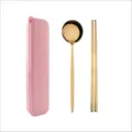 Tragbares Besteckset aus Edelstahl mit rosa Etui, goldenem Löffel und Stäbchen. - B05 Löffel- & Essstäbchen-Set mit rosa Klickbox, Titangold