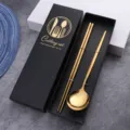 Goldenes Edelstahl Essstäbchen und Löffel Besteckset mit luxuriöser schwarzer Geschenkbox. - B05 - Titan-Gold Löffel & Stäbchen Set 2-teilig in Geschenkbox