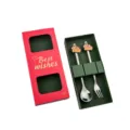 Edelstahl Löffel und Gabel Geschenkset mit süßem Cartoon Pferd Charms in festlicher Box. - 2-Stück Set E (Frieden) / Naturfarben