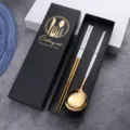 Edelstahl Besteckset mit Goldfinish und weißem Griff, elegantes Stäbchen Löffel Geschenkbox. - B05 Weißgold Löffel & Essstäbchen 2-teilig im Farbkarton