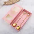 Set di cucchiaini da caffè in acciaio inossidabile con ciondolo a cuore e scatola regalo - Set da 2 pezzi con ciondolo a cuore rosa 304 - scatola rosa
