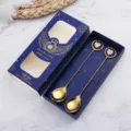 Set di cucchiai da caffè in acciaio inossidabile dorato con ciondolo a cuore in scatola. - Set da 2 pezzi con ciondolo a cuore rosa 304 - scatola blu