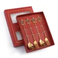 Set regalo di cucchiaio e forchetta con stella dorata di lusso, posate eleganti per la cucina. - Set da 4 pezzi con ciondolo a stella 304 - scatola rossa