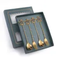 Set cucchiaio forchetta dorati con ciondolo stella in scatola regalo, posate eleganti. - Set da 4 pezzi con ciondolo a stella 304 - scatola verde