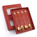 Set di cucchiai e forchette dorati con ciondolo cuore rosa in confezione regalo. - Set da 4 pezzi con ciondolo a cuore rosa 304 - scatola rossa
