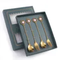 Set di posate dorate con ciondoli a cuore rosa, elegante confezione regalo per caffè tè. - Set da 4 pezzi con ciondolo a cuore rosa 304 - scatola verde