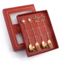 Set di cucchiai e forchette in acciaio dorato con ciondoli a cuore e stella in scatola. - Set da 4 pezzi con ciondoli misti 304 - scatola rossa