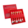 Set de cucharas y tenedores de acero inoxidable con colgantes de caballo en caja roja. - Juego de 6 Piezas A / Natural