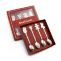 Set di cucchiai di Natale in acciaio inossidabile con simpatico pupazzo di neve in scatola. - Set di 4 Pezzi (Scatola Rossa) / Set da 4 pezzi cucchiaini da caffè in scatola rossa portafortuna - Colore naturale