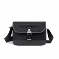 Heren zwarte nylon schoudertas, casual crossbody tas met metalen gespsluiting. - Zwart