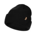 Vue détaillée du bonnet en tricot noir montrant la texture côtelée et le patch - Noir