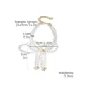 Elegante pulsera de perlas con lazo, cadena dorada ajustable y medidas detalladas - Estilo Perla con Colgante de Lazo (S2404-20)