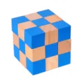Vue detaillee du cube puzzle en bois de hetre classique en couleur bleue et naturelle. - Dragon en S