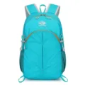 Hellblauer, faltbarer Outdoor-Rucksack im Karodesign, leicht und tragbar für Reisen. - Seeblau