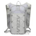 Hellgrauer Lauf-Trinkrucksack mit Mesh-Schultergurten und elastischer Kordel vorn. - Grau
