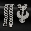 Vue détaillée d'un pendentif faucon égyptien strassé hip-hop avec une chaîne cubaine. - Chaîne Cubaine de 18 Pouces / Argent