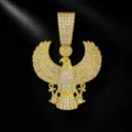 Gros plan détail du pendentif faucon égyptien, bijoux hip-hop en alliage strass. - Pendentif Uniquement (Sans Chaîne) / Or