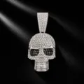 Nahaufnahme des Hip-Hop Strass Totenkopf Anhängers, stilvolles Streetwear Schmuckstück. - Nur Anhänger (Ohne Kette) / Silber
