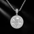 Nahaufnahme Detailansicht des silberfarbenen mexikanischen 50 Pesos Münzenhängers mit Zirkonia. - Mit Edelstahls Seilkette / Silber