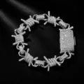 Primo piano dettagliato di un bracciale da uomo hip hop in filo spinato con zirconi cubici. - 7" / Argento