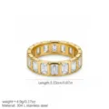 Detailopname van de gouden roestvrijstalen bandring met rechthoekige zirkonia stenen. - Maat 6 / Baguette Geslepen Strass Stijl / Goud