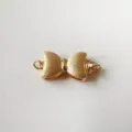 Detailaufnahme des goldenen Schleifen-Schmuckverschlusses, feines Finish, ideal für Perlenketten. - Großes Taillenherz / Gold