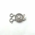 Detailansicht der mehrreihigen runden hohlen Sonnenblumen DIY Schmuckschließe, silber. - Doppelring in Weiß