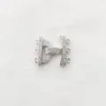 Detailaufnahme eines silberfarbenen mehrreihigen mit Zirkonia besetzten Schmuckverschlusses. - T-Weiß