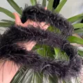 Schwarze Straußenfeder-Boa-Detailansicht mit flauschiger Textur für Bekleidungs- und Dekoration. - 6-8cm Sparsam 2 Yards / Schwarz