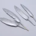 Silberne dekorative Federn Set fuer DIY Handwerk Accessoires und handgemachte Projekte. - Silber