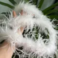 Detailaufnahme der weißen Straußenfeder-Boa, fluffige Textur für DIY-Handwerk und Dekoration. - Kurz 9-11cm Heißer Stil / Weiß