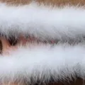 Boa de plumes blanc et moelleux bande de plumes epaisse accessoire de vetement. - Blanc