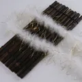 Bande de plumes blanches avec details de tinselore pour decoration de vetements et emballage. - Blanc