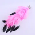 Barrette à cheveux en plumes faites à la main, rose et noire, idéale pour les fêtes et spectacles. - Rose