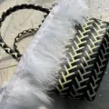Sac à main tissé noir et blanc avec garniture en plumes blanches et poignée tressée. - Bordure en Plumes en Velours de Sang / Blanc