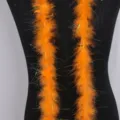 Boa de plumas naranja con hilos brillantes, ideal para fiestas y decoraciones festivas - Naranja