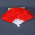 Eventail pliant en plumes rouges avec des baleines en plastique blanc, idéal pour les soirées. - Eventail en Plumes Duvet Rouge Vif