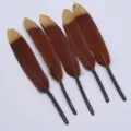 Farbverlauf zweifarbige Gänsefedern mit goldenen Spitzen für DIY-Bastelzubehör und Dekoration. - Dunkelbraun mit goldener Spitze