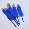 Blaue gold getauchte Bastelfedern fuer DIY handgemachte Schmuck Accessoires Dekoration - Königsblau mit goldener Spitze
