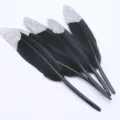 Schwarze und silberne Glitzergansfedern fuer DIY Bastelarbeiten und Schmuckzubehoer. - Schwarz mit Silberglitzerspitzen