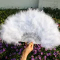 Éventail à main en plumes blanches pour spectacle de danse et accessoire de costume. - Blanc