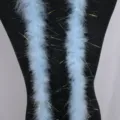 Boa de plumas azul claro con oropel brillante, ideal para fiestas y decoración. - Azul Cielo Claro