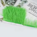 Ribete de plumas de avestruz verde brillante con cinta, ideal para vestidos de novia DIY. - 43