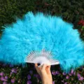 Éventail en plumes bleu vif avec os creux blanc, idéal pour la danse et les spectacles. - Bleu lac