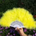 Éventail en plumes jaunes, éventail d'accessoire de danse duveteux, accessoire de scène élégant. - Jaune